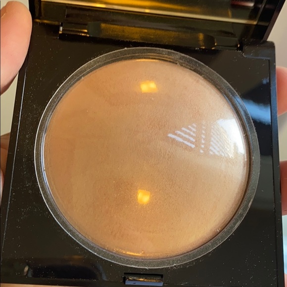Laura Mercier Matte Radiance Baked Powder 01 - Picture 4 of 6